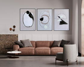 Komposition mit moderner abstrakter Kunst in neutralen Tönen
