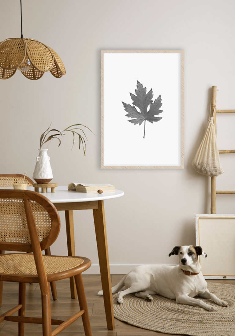 Minimalistische monochrome Kunst mit einem Blatt.