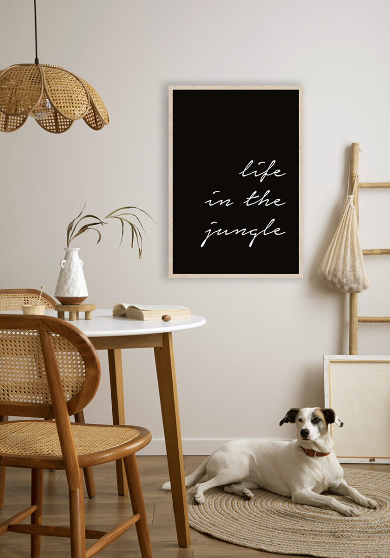 Minimalistischer Schriftzug auf dunklem Grund.