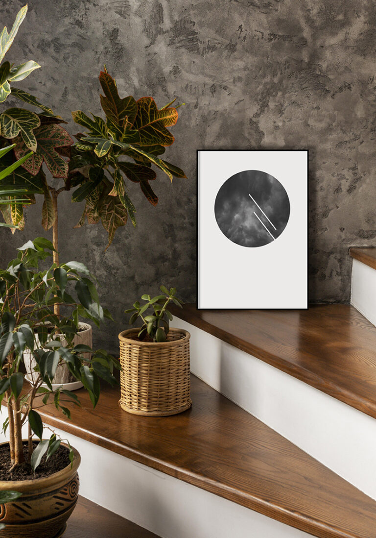 Minimalistisches abstraktes Motiv mit düsterem Himmel.