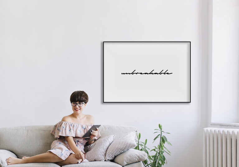 Minimalistische Kunst mit dem kalligrafischen Schriftzug „Unerschütterlich“.