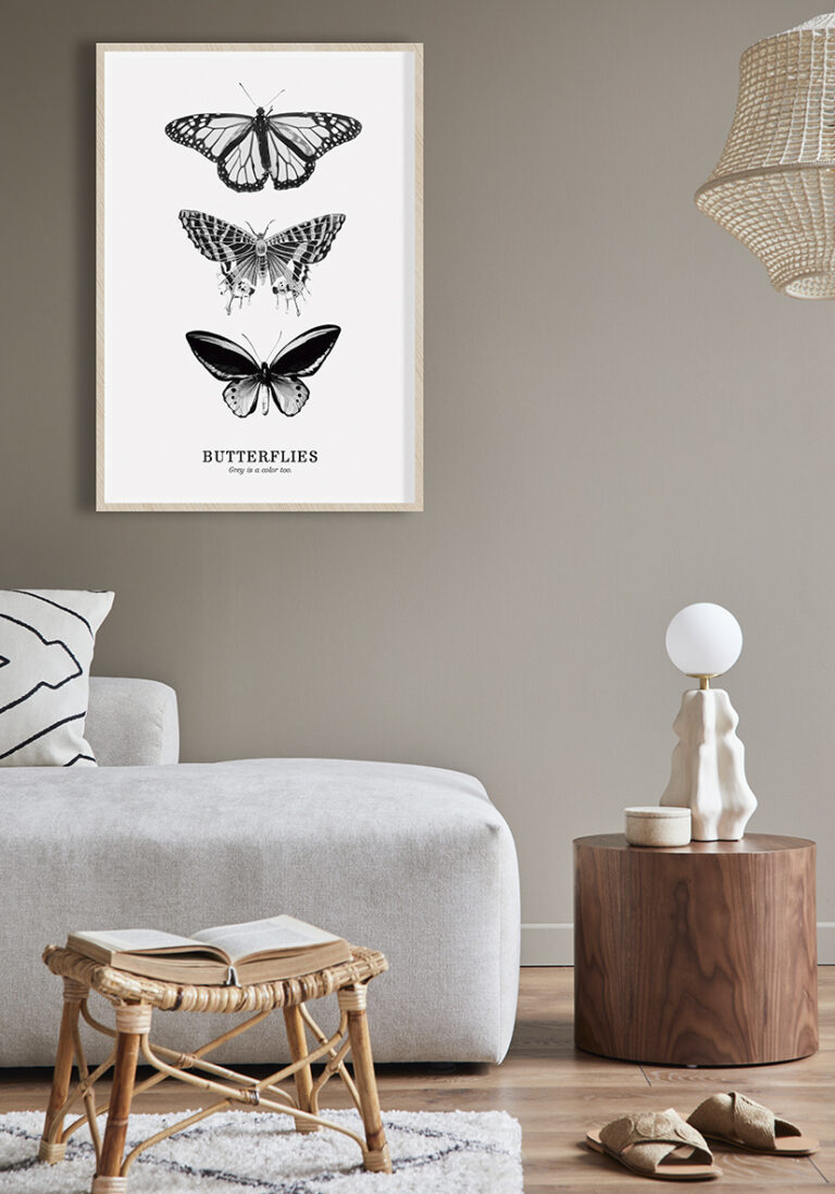 Monochrome Illustration von drei Schmetterlingen.