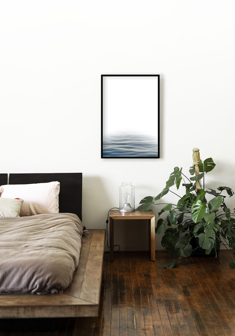 Ruhige Kunst mit blauem Meereshorizont.