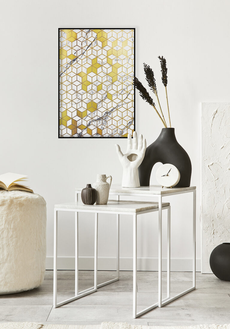 Goldenes geometrisches Muster auf Marmor