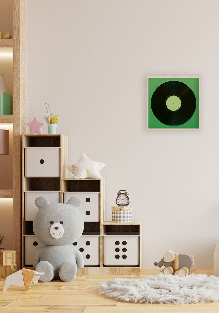 Minimalistische Schallplatte auf grünem Grund