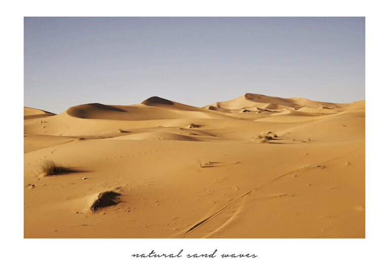 Goldene Sanddünen unter klarem Himmel