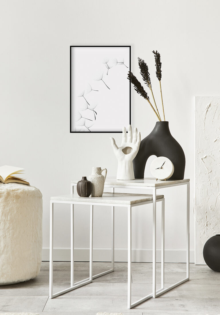 Zarte, minimalistische Pusteblume in Bewegung