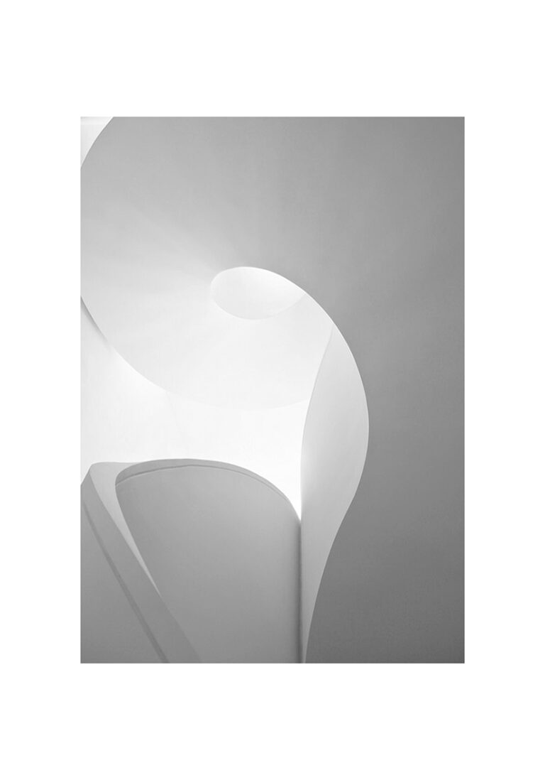 Weiße minimalistisch-abstrakte Komposition