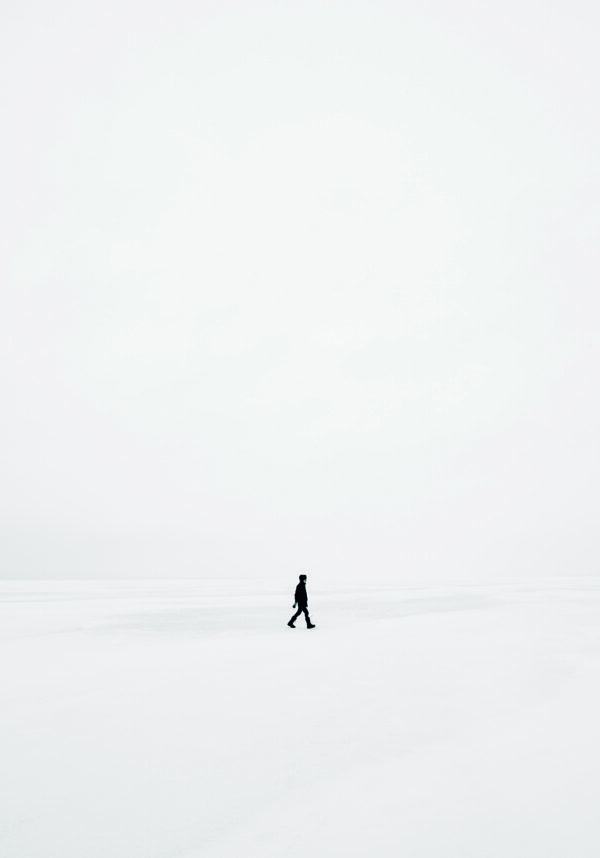 Minimalistische Figur in verschneiter Landschaft
