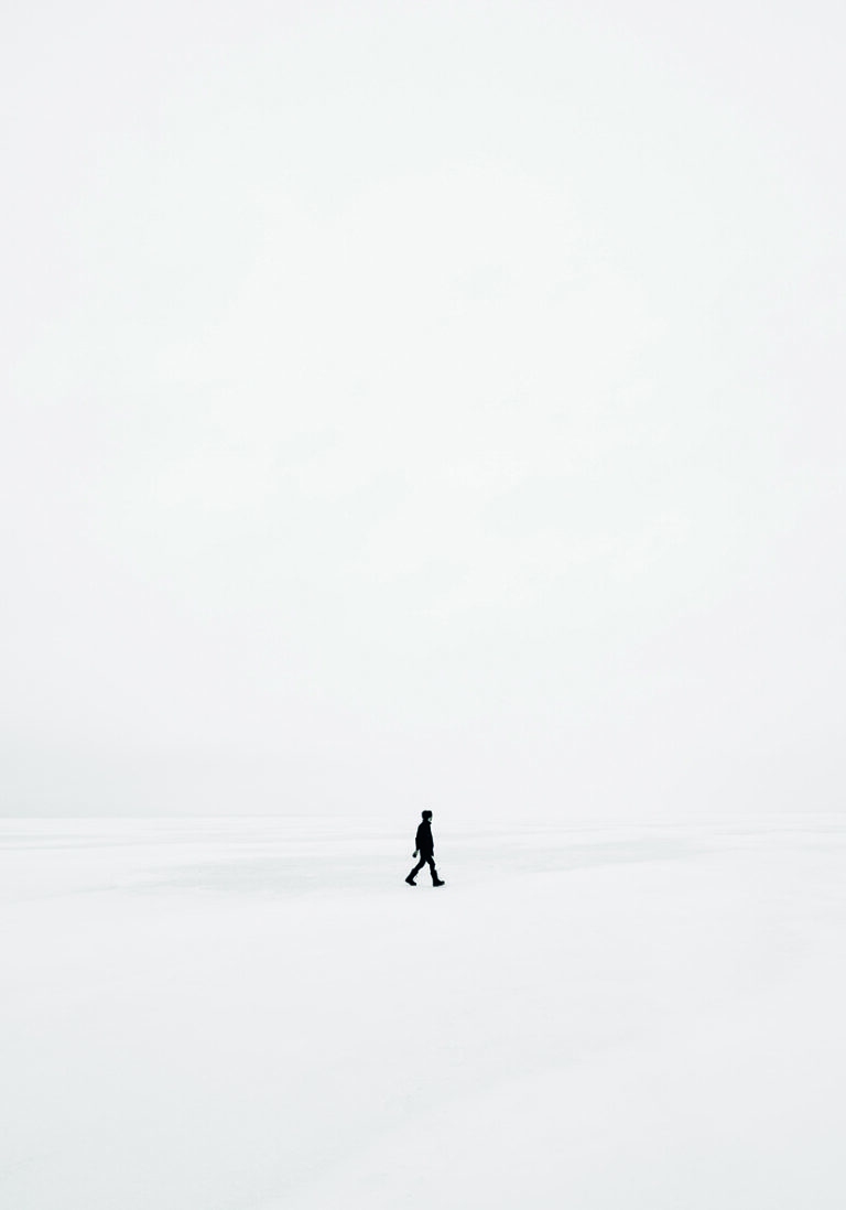 Minimalistische Figur in verschneiter Landschaft