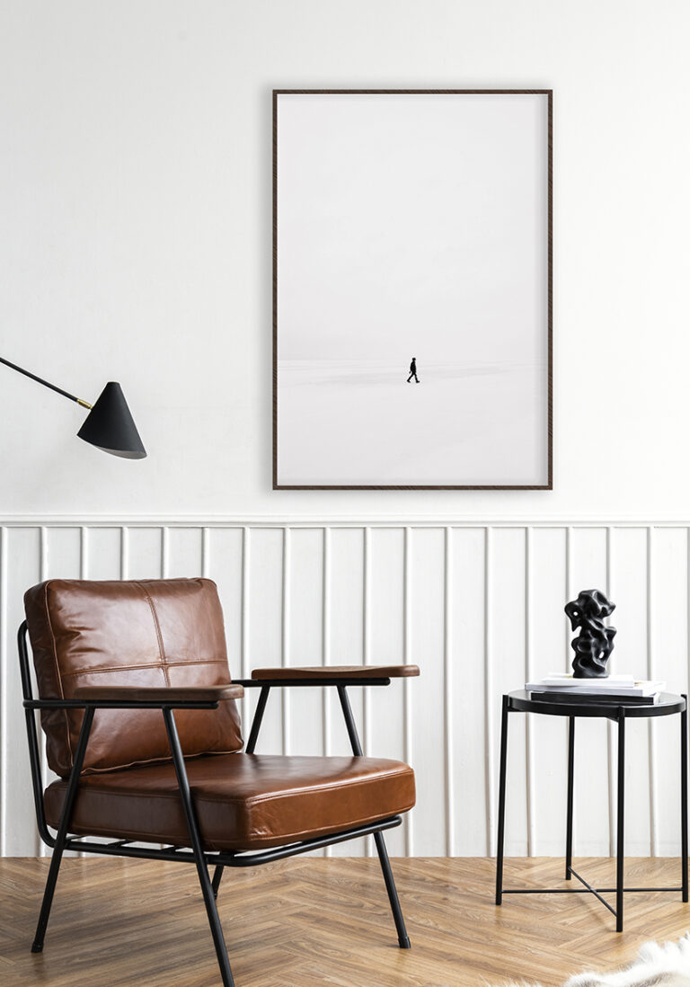 Minimalistische Figur in verschneiter Landschaft