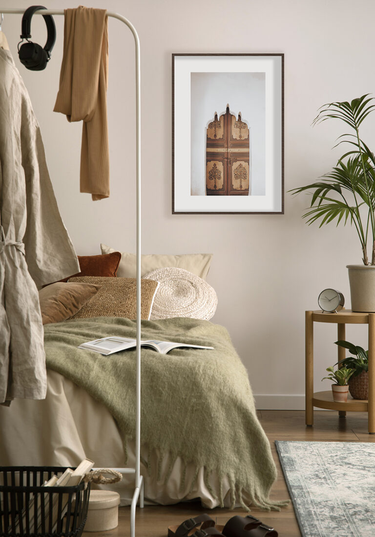 Dekorative Holztür mit erlesenen Motiven