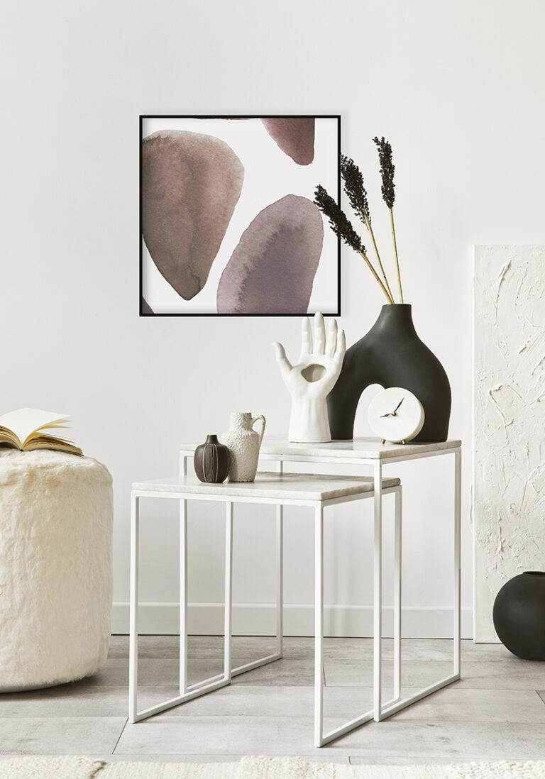 Abstrakte beige Formen auf weißem Grund
