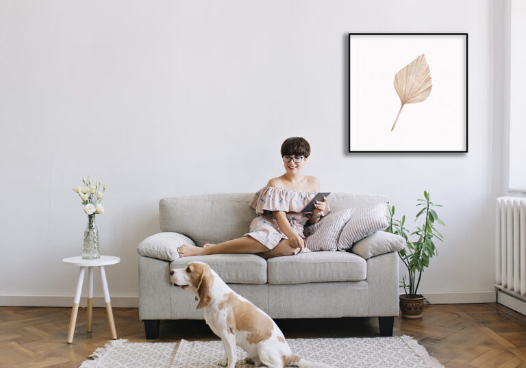 Minimalistische Illustration eines tropischen Blatts in neutralen Tönen