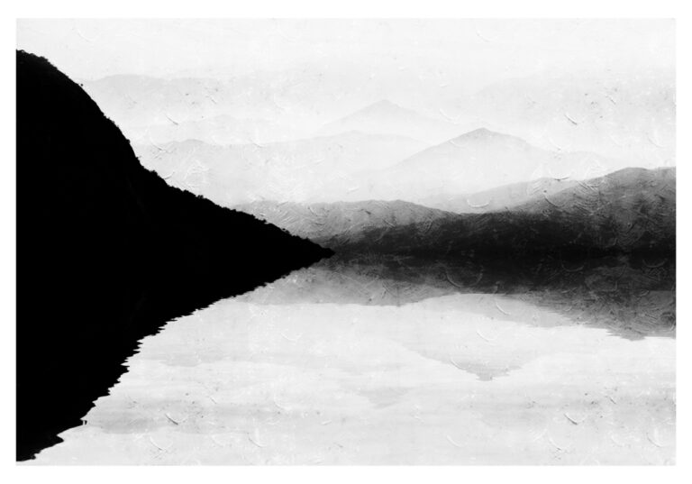 Monochrome Spiegelung eines Bergs im Nebel
