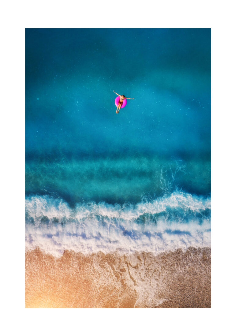Luftaufnahme einer Frau im Meer