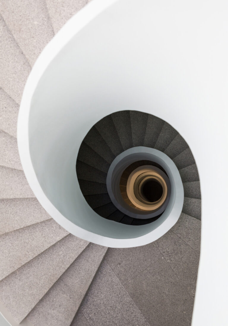 Wendeltreppe in minimalistischem Design