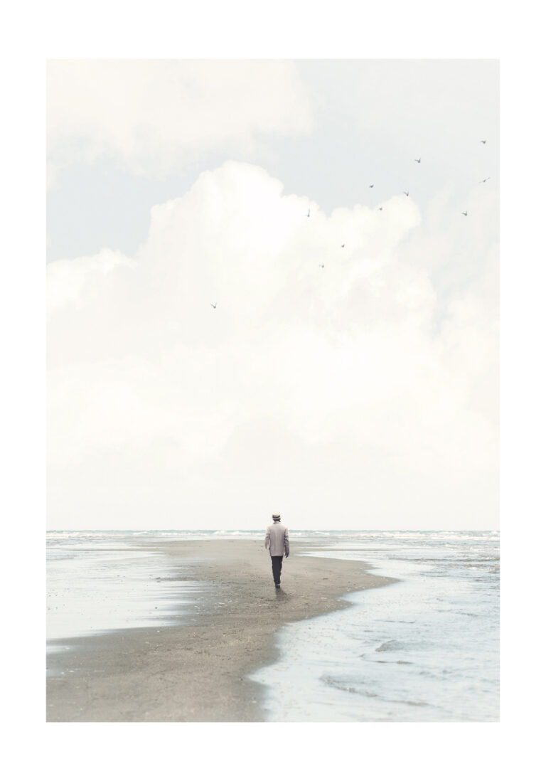 Einsame Figur an einem ruhigen Strand