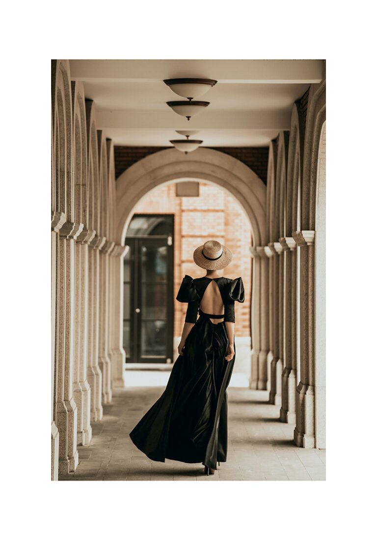 Elegante Frau in modischem Kleid