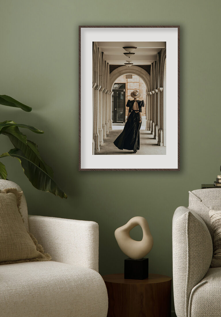 Elegante Frau in modischem Kleid