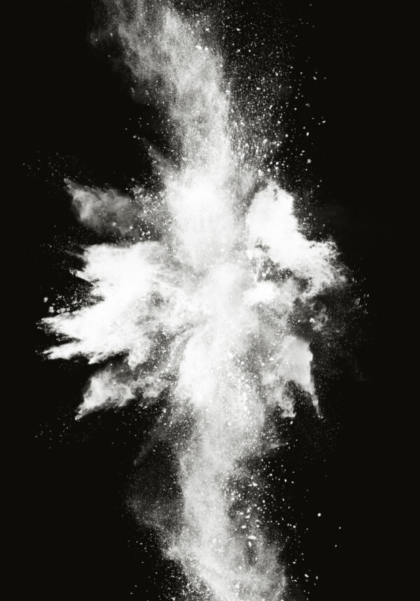 Abstrakte Explosion aus weißem Pulver