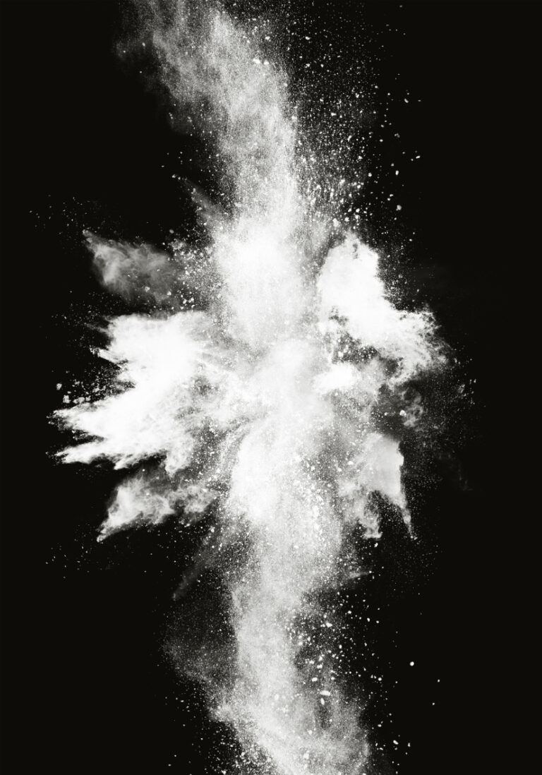 Abstrakte Explosion aus weißem Pulver