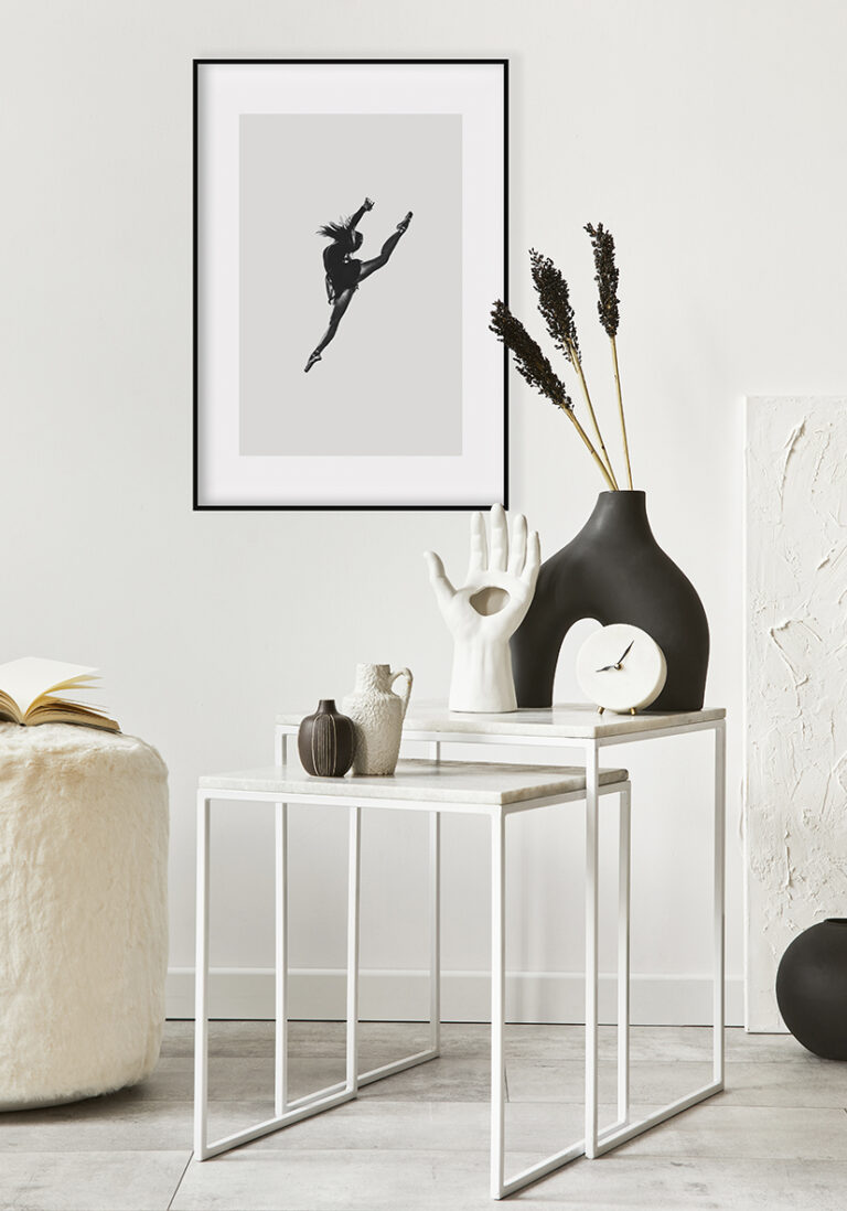 Dynamische Ballettpose als schwarze Silhouette