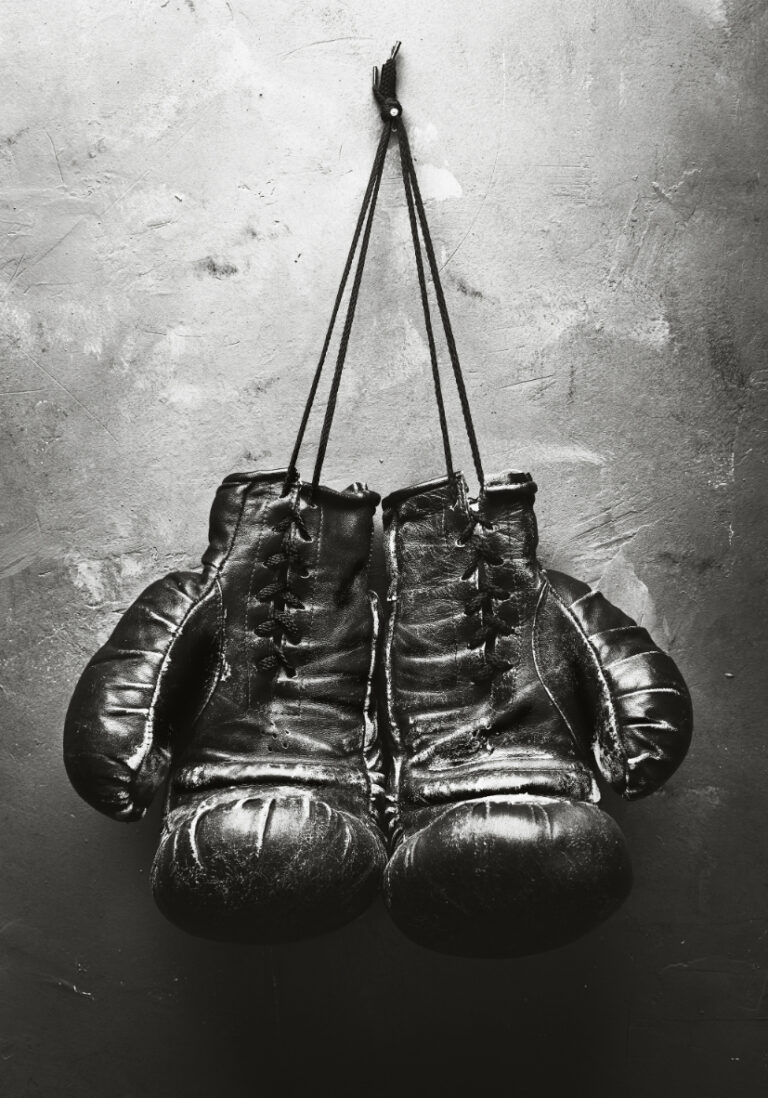 Vintage-Boxhandschuhe auf Beton