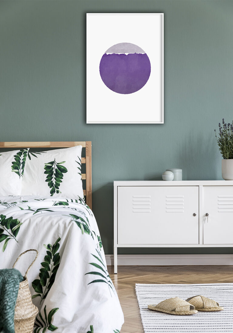 Abstrakte violette Kugel auf weißem Grund
