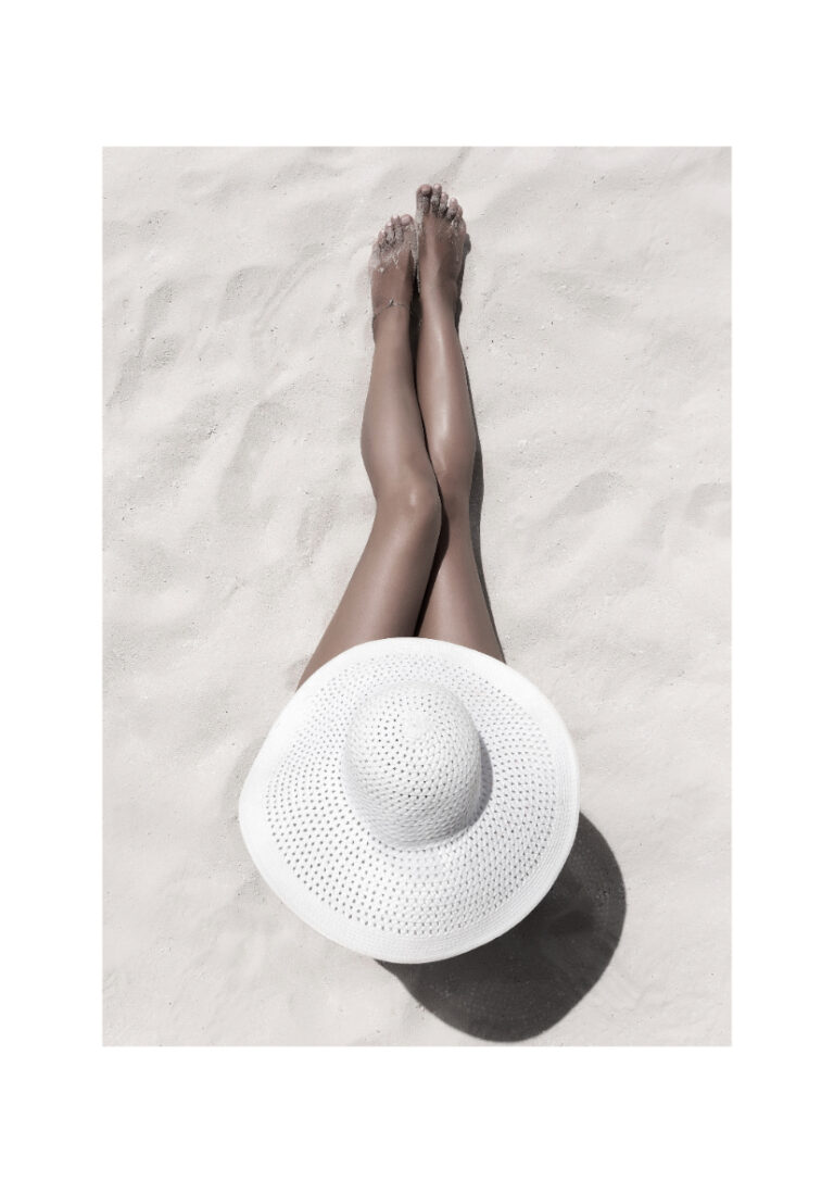 Entspannte Beine an einem sonnigen Strand