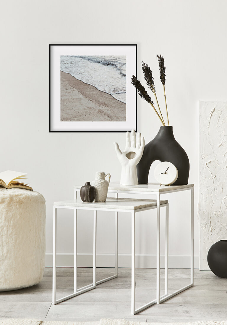 Ruhiger Blick auf die Uferlinie eines Strands