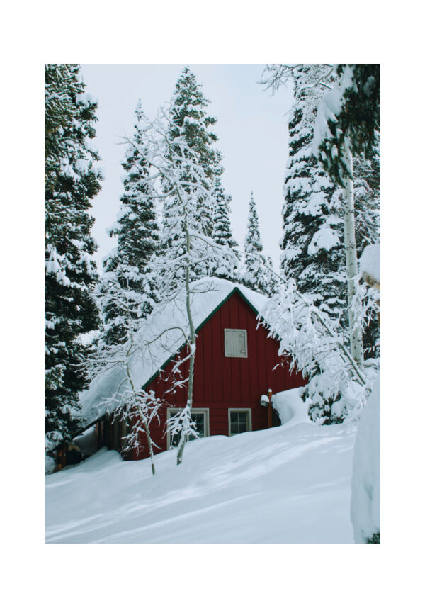 Rote Hütte, umgeben von Schnee