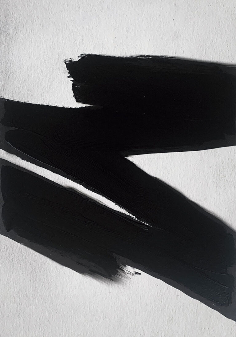Abstrakte Kunst mit schwarzen Pinselstrichen