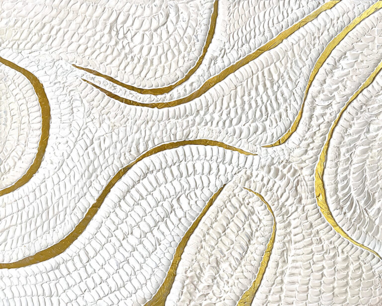 Abstraktes Werk in Weiß und Gold mit Textur