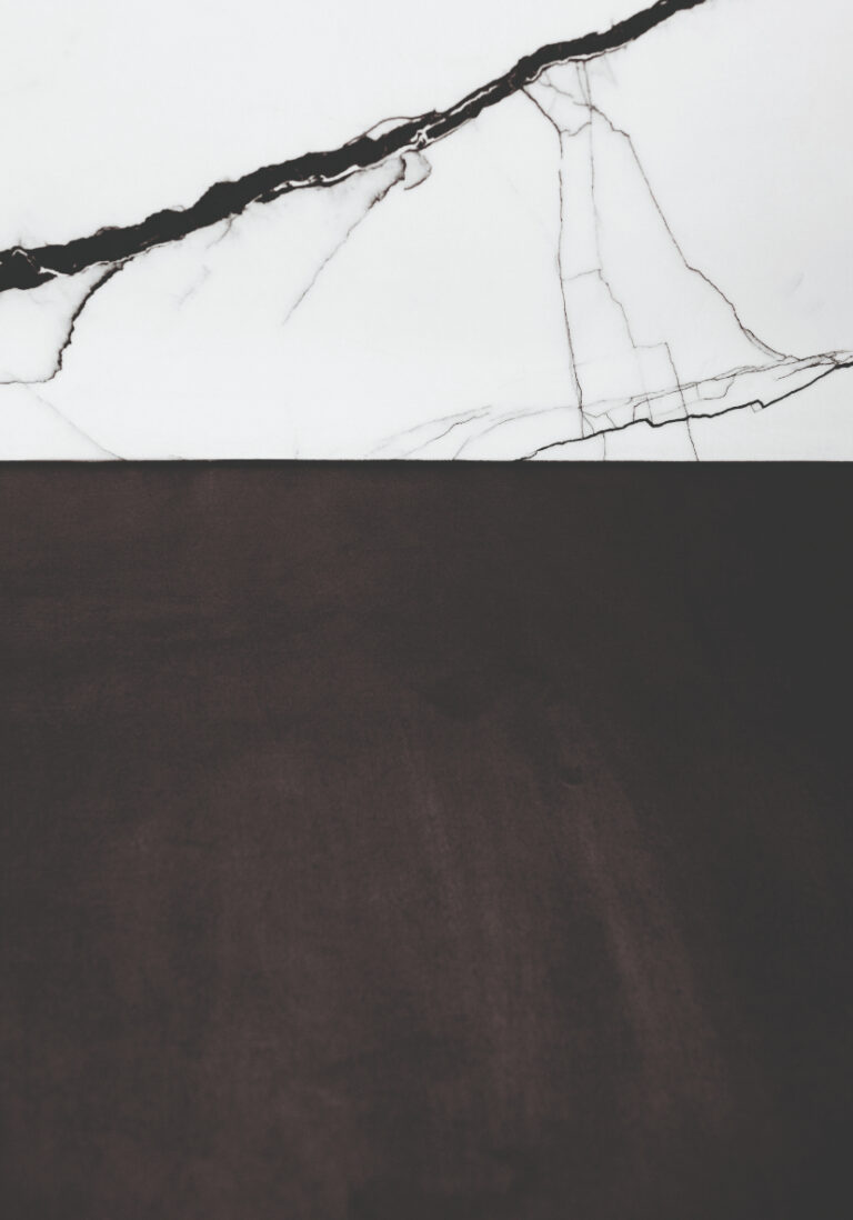 Minimalistisches Design mit Marmor und Kontrasten