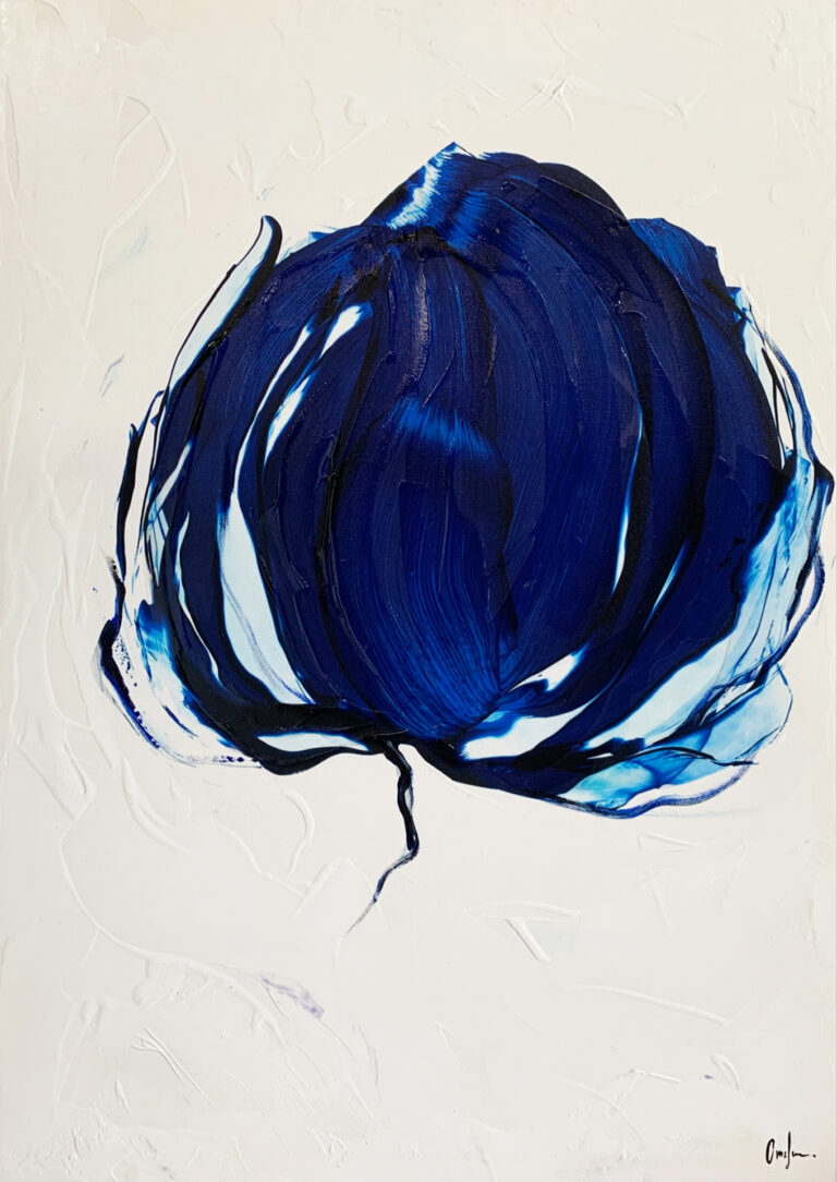 Blaue Blume auf weißer Leinwand