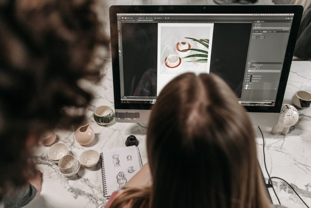Bearbeitung eines botanischen Kunstdrucks am Computer
