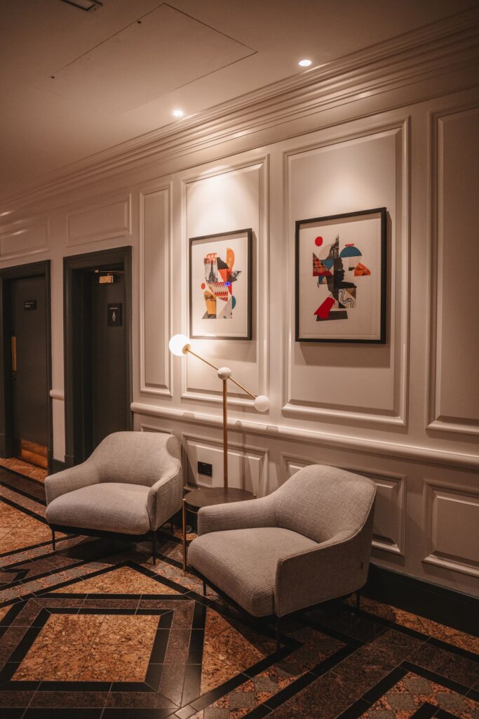 Hotellounge mit gerahmtem Werk