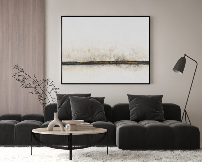 Raumansicht: minimalistische Leinwand in Cremetönen mit einer feinen dunklen horizontalen Linie