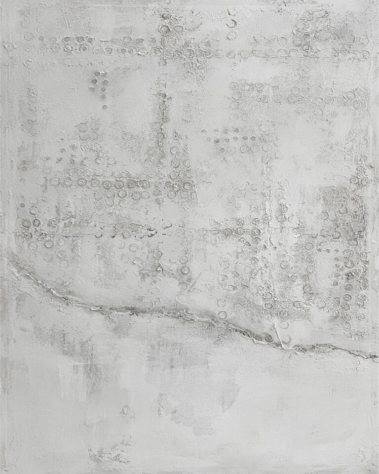 Abstrakte Leinwand in Grau mit Gitterstruktur und diagonalem Riss