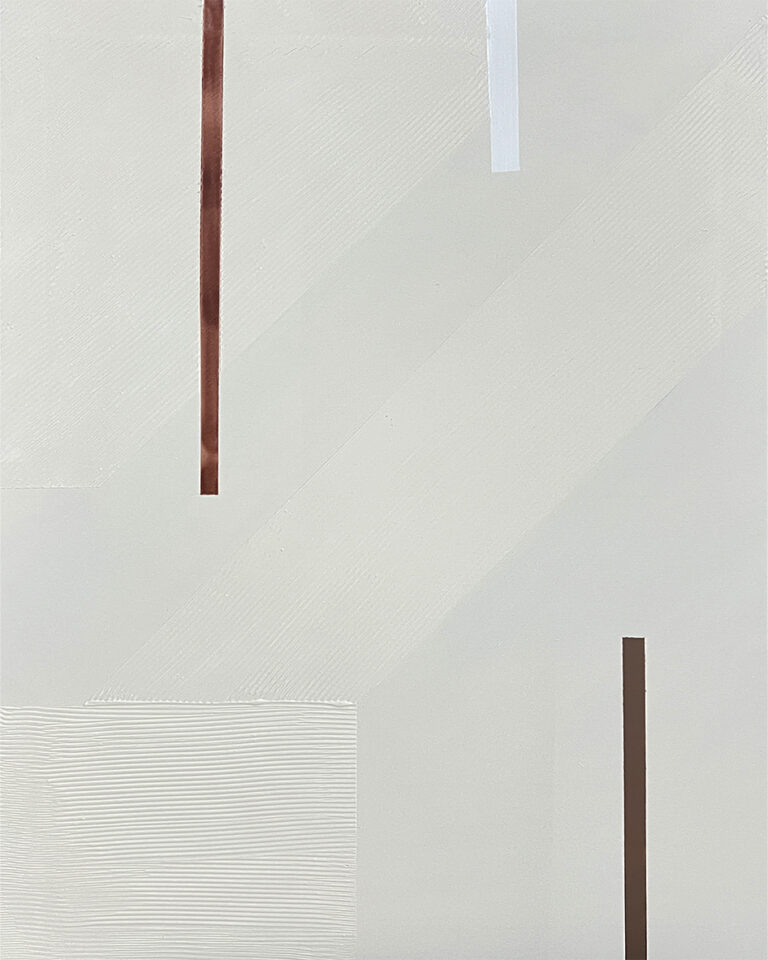 Minimalistische graue Leinwand mit feinen vertikalen Linien in Rost