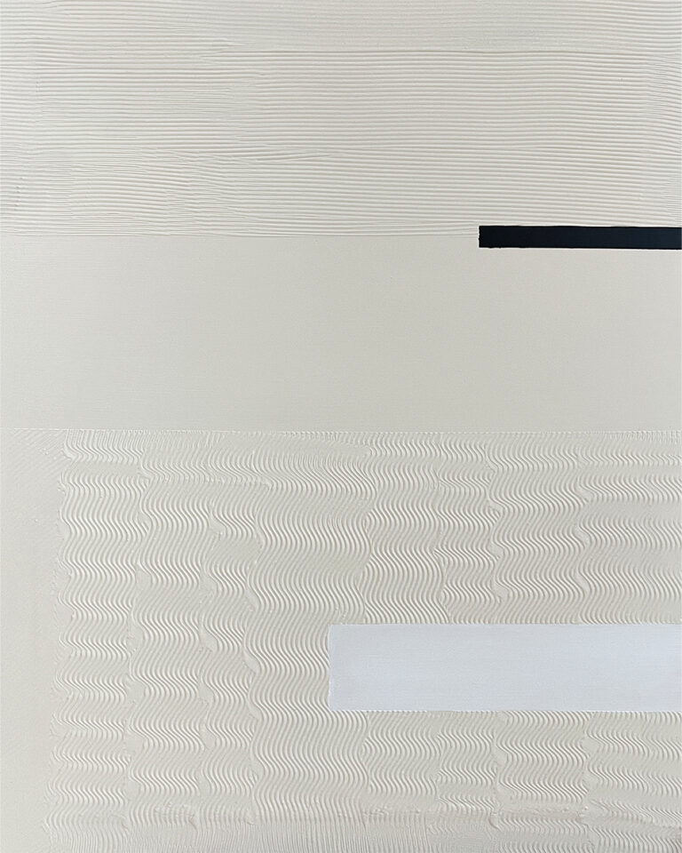 Minimalistische beige Leinwand mit gewellter Struktur und schwarzem Strich