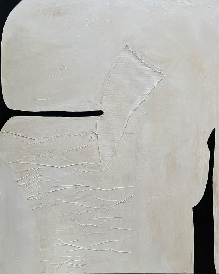 Skulpturale weiße Leinwand mit Dreiecksrelief und schwarzen Konturen