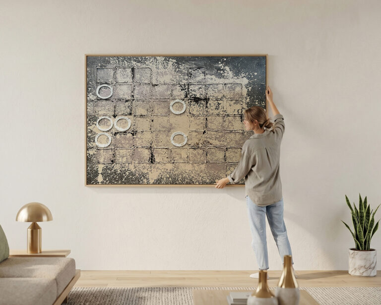 Raumansicht: abstrakte Leinwand mit Rasterstruktur und Ringen in weißem Relief